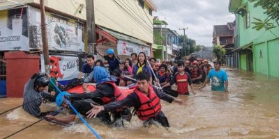 Endonezya'da heyelan ve sel felaketi vurdu: 104 ölü