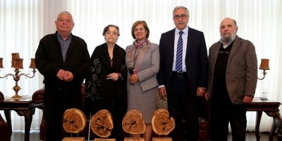 Cumhurbaşkanı, sanatta 50. yılını dolduran tiyatro sanatçılarına plaket verdi