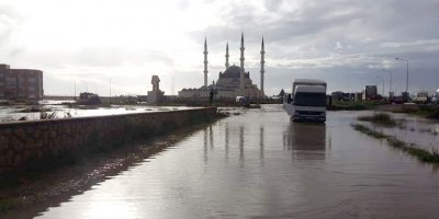 Anayol nehre dönüştü!