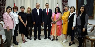 Uluçay ülkede bulunan sanatçıları kabul etti