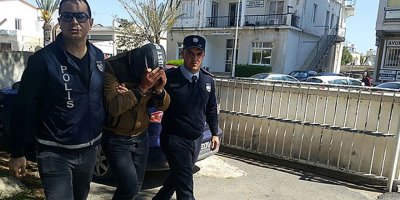 Küçük kızın fotoğraflarını arkadaşına yolladı