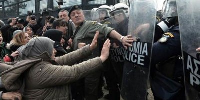 Yunanistan'da göçmenler tren garında eylem yaptı