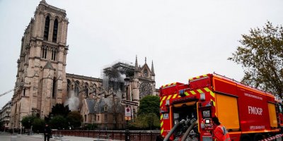 Notre Dame Katedrali'ndeki yangın söndürüldü