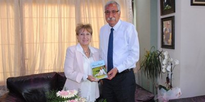 Tural “Yaşamın büyüsü “ adlı kitabını Güngördü’ye takdim etti