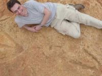 Dünyanın en büyük dinozor ayak izlerinden biri bulundu