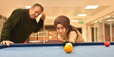 Kadın bilardocu hedef büyüttü