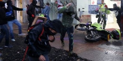 Kolombiya'da göstericiler ve polis arasında arbede