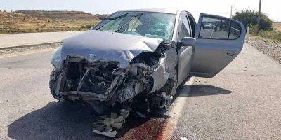 Bariyere çarpıp takla attı: 1’i ağır 2 yaralı