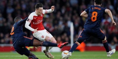 İngiltere’de Mesut Özil ve kolyesini konuşuyor!