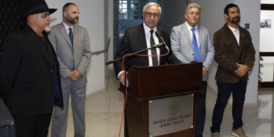 Akıncı “Kıbrıs’ın son gurbetleri” isimli kitabın tanıtım etkinliğine ve fotoğraf sergisinin açılışına katıldı