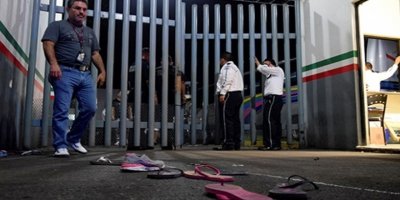 90 göçmen gözaltı merkezinden firar etti