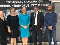 Hollanda’nın Lefkoşa Büyükelçisi Jaarsma KTÖS’Ü ziyaret etti