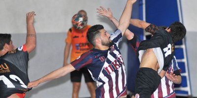 Hentbolda zorlu maç UKÜ’nün