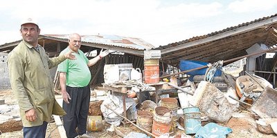 Mandıranın çatısı uçtu, duvarı yıkıldı!