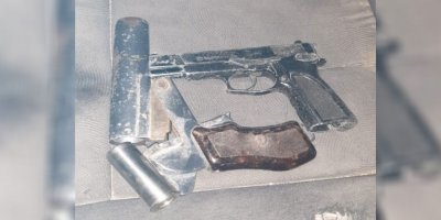 Dipkarpaz’da bir aracın içerisinde silah ve mermi ele geçirildi