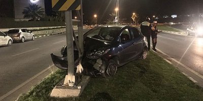 Hakimiyeti kaybetti direğe çarptı
