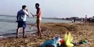 Sahilde çırılçıplak yürüdü (Videolu)