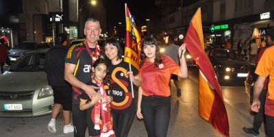 Lefkoşa, sarı kırmızıya büründü