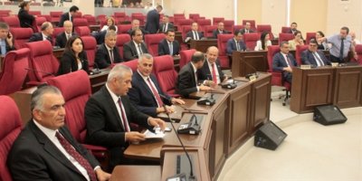 Hükümet ilk günden 3 fire verdi