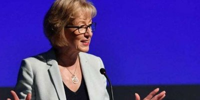 İngiliz hükümetinde kritik istifa