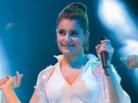 Hem çaldı, hem söyledi