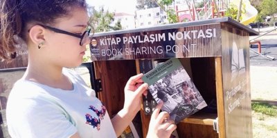 Nenemin deyişiynan kitabı Lefkoşa’nın çeşitli yerlerindeki kitap paylaşım kutularına bırakıldı