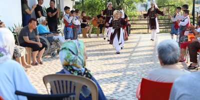 Mağusa Kültür Sanat Derneği Meros Yaşlı ve Bakımevi’ni ziyaret etti