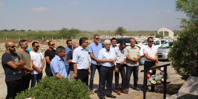 Kabri başında anıldı