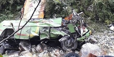 Hindistan'da otobüs uçuruma yuvarlandı