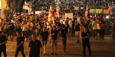 Başkent Tiflis'te 3 gün önce başlayan protestolar sürüyor