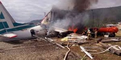 Acil iniş yapan yolcu uçağı pistten çıktı