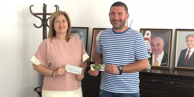 Piyango talihlisi 300 bin tl'yi bankası aracılığıyla teslim aldı