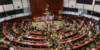 Meclisi basan protestoculara kınama