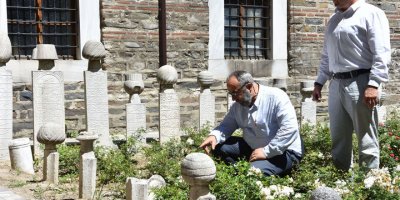 Mezar taşlarını kırmışlar