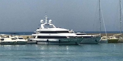 Köpeği ölen ünlü şarkıcı mavi turu yarıda kesti