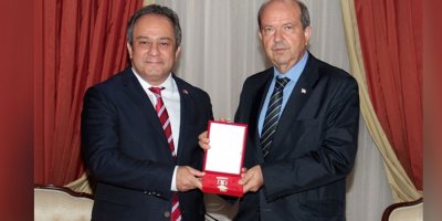 Tatar , İlhan’ı kabul edip madalya verdi