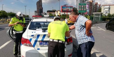 Trafik polisine çarpan taksi sürücüsü gözyaşlarına boğuldu