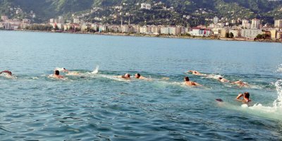 Şehitler için yüzdüler