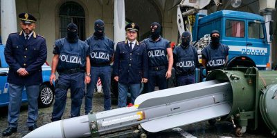 NEO-NAZİ gruplara operasyonda füze ele geçirildi