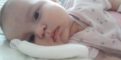 Nehir bebek yaşama tutunmak için iyi insanları bekliyor