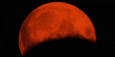 Yüzyılın en büyük 'Kanlı' Ay tutulması