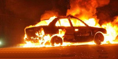 Arabaya yanıcı madde dökülerek kasti  zarar verdi