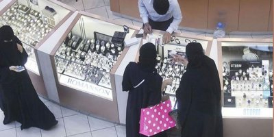 Suudi Arabistan'da iş yerleri namaz vakti de açık olabilecek