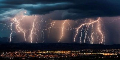 Hindistan'da yıldırım isabet eden 32 kişi öldü