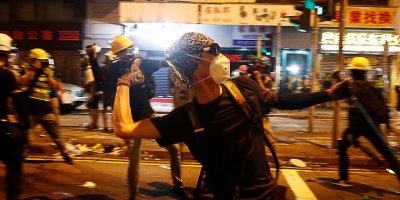 Hong Kong'da maskeli bir grup protestoculara saldırdı