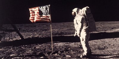 Ay'a ayak basılan anın görüntüleri 1,8 milyon dolara satıldı