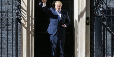 İngiltere'de 8 bakan istifa etti, 6 bakan görevden alındı