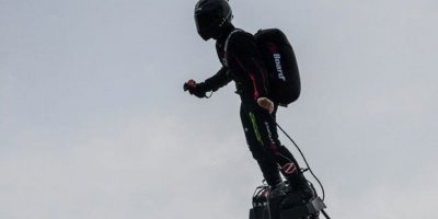 Fransız mucit Zapata’nın uçan kaykayla Manş denizi'ni geçme denemesi başarısız