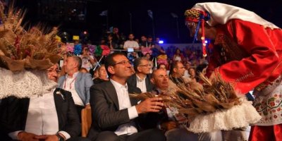 İmamoğlu, önce festival ateşini yaktı sonra halay çekti