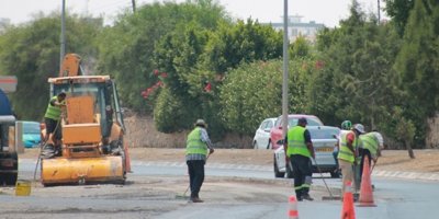 Karayolları Dairesi, yol yapımıyla birlikte bakım ve onarım çalışmalarını sürdürüyor